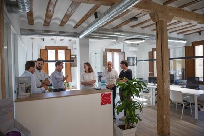 El presidente del Gobierno de La Rioja, Gonzalo Capellán, junto al consejero de Política Local, Infraestructuras y Lucha contra la Despoblación, Daniel Osés, firma un convenio de colaboración con el Ayuntamiento de Zarratón