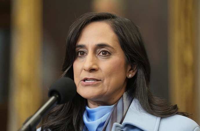 Archivo - June 15, 2026, Ottawa, On, Canada: Foreign Affairs Minister Anita Anand speaks with reporters before Question Period on Parliament Hill in Ottawa, Monday, June 15, 2026.