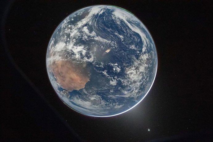 Archivo - 03 April 2026, ---: A picture of Earth, taken by NASA astronaut and Artemis II Commander Reid Wiseman from the Orion spacecraft's window on April 2, after completing the translunar injection burn. The pictures were released on the third day of t