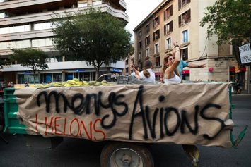 Archivo - Varias personas durante una manifestación contra la saturación turística en Palma.