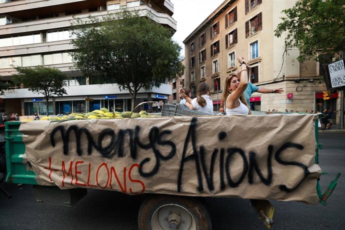 Archivo - Varias personas durante una manifestación contra la saturación turística en Palma.