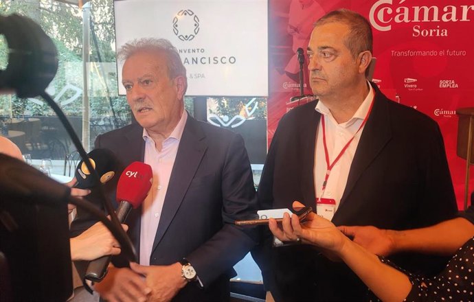 Manuel Campo Vidal junto al presidente de la Cámara de Comercio de Soria, Alberto Santamaría, en una ponencia en Soria