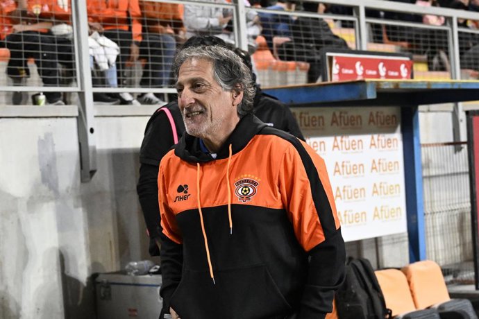 Futbol, Cobreloa vs Coquimbo Unido octavos de final ida, Copa Chile 2026. El director tecnico de Cobreloa Mario Salas, antes del partido ante Coquimbo Unido en Copa Chile realizado en el estadio Zorro del desierto, Calama, Chile. 22/09/2026 Pedro