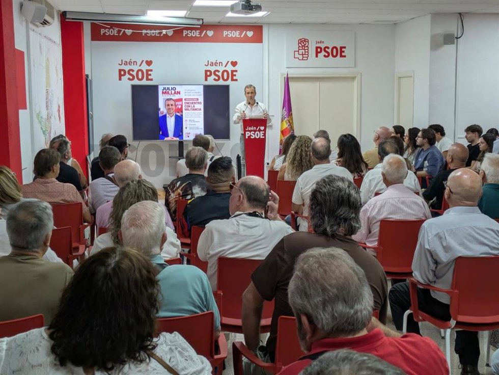 El precandidato a la Alcaldía de Jaén y exalcalde socialista, Julio Millán, durante el encuentro.