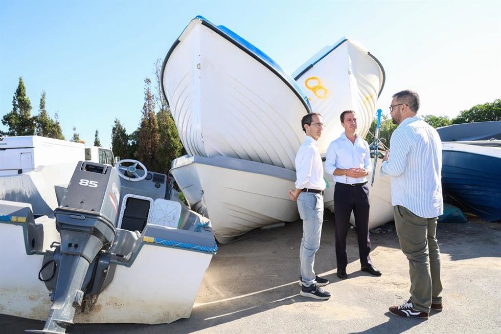 El presidente del Consell de Mallorca, Llorenç Galmés, en su visita a un depósito donde se acumulan las pateras llegadas a la isla.