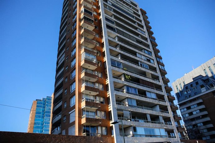 Santiago, 18 de mayo de 2026.  Infante de 2 anos fallece tras caer del piso 11 de un departamento sin malla de proteccion ubicado en Los Militares 4717 en la comuna de Las Condes, tras esto su padre, el tutor, es detenido por negligencia   Diego