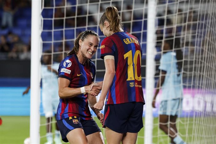 Ewa Pajor celebra con Caroline Graham Hansen uno de sus goles en el partido contra el Paris FC en la Fase Liga de la Liga de Campeones Femenina 2026/27