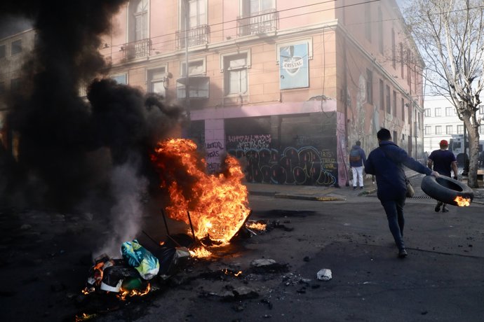 Valparaiso, 27 de septiembre de 2022.  Estibadores del puerto protestan cortando el trafico de calle Blanco en horario peack del transito vehicular.  Andres Pina/Aton Chile
