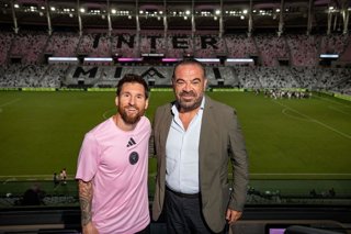 El presidente y consejero delegado de Meliá Hotels International, Gabriel Escarrer, y el futbolista argentino Leo Messi