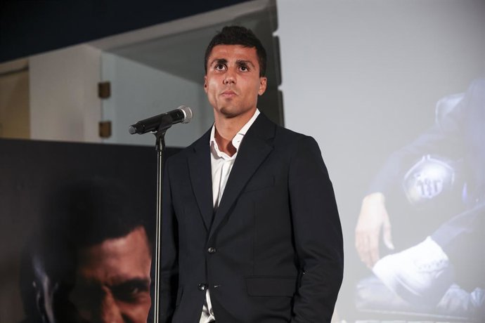 Archivo - Arquivo - Rodrigo Hernandez em sua apresentação como novo jogador do FC Barcelona no Escritório Comercial, em 18 de agosto de 2026, em Barcelona, Espanha.
