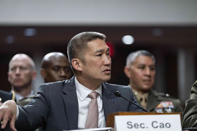 Archivo - Arquivo - 19 de maio de 2026, Washington, Distrito de Columbia, EUA: O secretário interino da Marinha dos Estados Unidos, Hung Cao, presta depoimento durante audiência da Comissão de Serviços Armados do Senado dos EUA para examinar a situação do