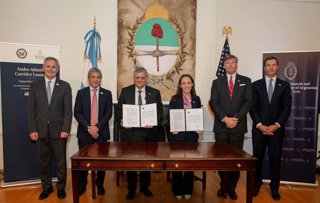 El subsecretario de Estado de los Estados Unidos, Christopher Landau, y el ministro de Exteriores argentino, Pablo Quirno, lanzan el Corredor Andes-Atlántico