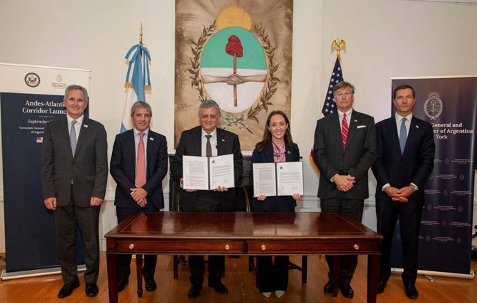 El subsecretario de Estado de los Estados Unidos, Christopher Landau, y el ministro de Exteriores argentino, Pablo Quirno, lanzan el Corredor Andes-Atlántico