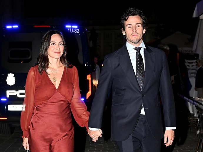 Tamara Falcó e Íñigo Onieva saliendo del Teatro Real