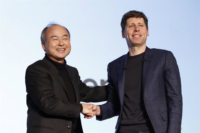 Archivo - Masayoshi Son, presidente y CEO de Softbank, estrecha la mano de Sam Altman, CEO de OpenAI