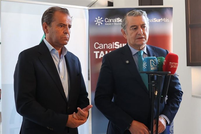 El director general de RTVA, Juan de Dios Mellado, y el vicepresidente primero de la Junta, Antonio Sanz, atienden a los medios