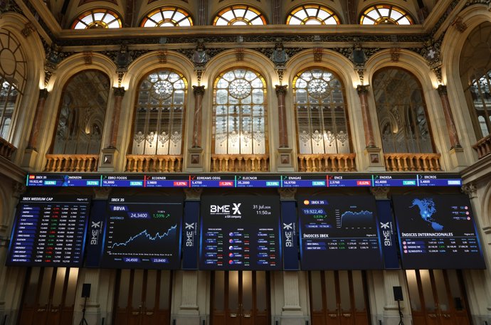 Archivo - Paneles del Ibex en el Palacio de la Bolsa de Madrid, a 31 de julio de 2026, en Madrid (España). 
