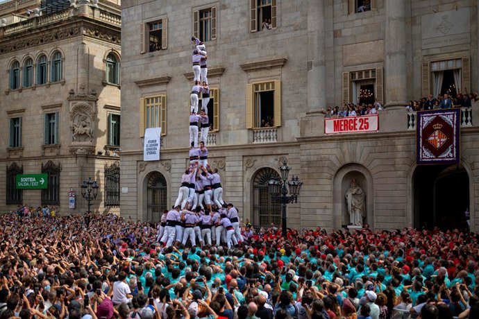 Archivo - Centenares de personas durante la Jornada de 'Castellers' de la fiesta mayor de La Mercè, en la plaza Sant Jaume, a 28 de septiembre de 2025, en Barcelona.