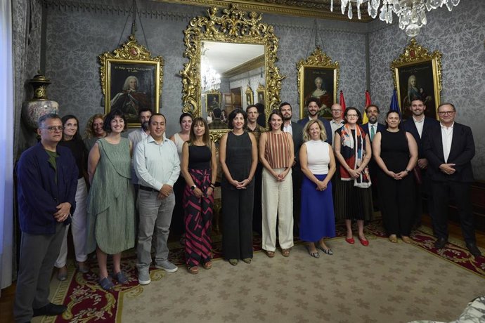 La vicepresidenta Alfaro con las y los miembros de la delegación institucional y técnica de Brasil y Perú.