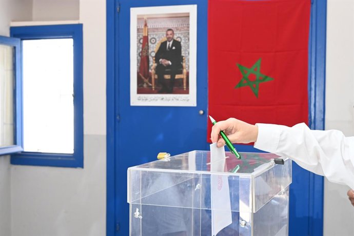 RABAT, 23 de setembro de 2026  -- Um eleitor vota em uma seção eleitoral em Rabat, Marrocos, em 23 de setembro de 2026. As seções eleitorais abriram na manhã desta quarta-feira em todo o Marrocos para as eleições legislativas destinadas a renovar os 395 m