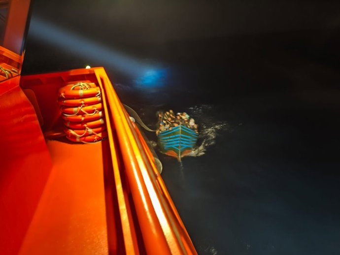 Rescate de una patera por parte de Salvamento Marítimo en aguas de Canarias