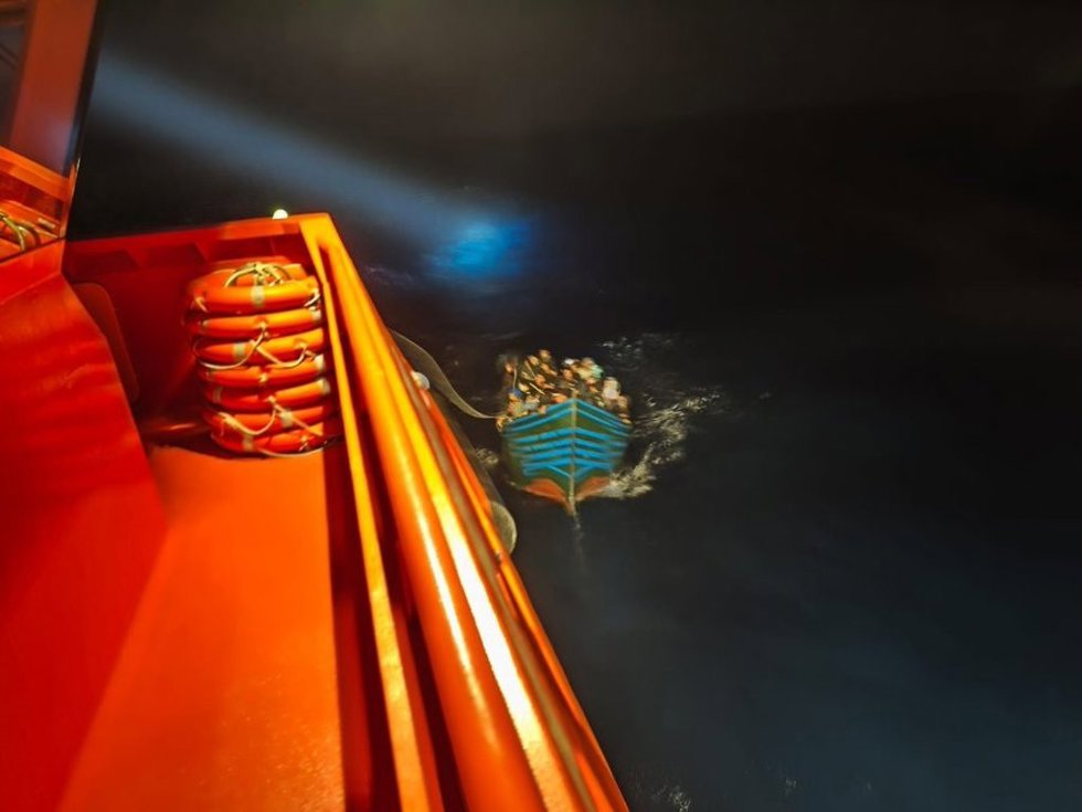 Rescate de una patera por parte de Salvamento Marítimo en aguas de Canarias