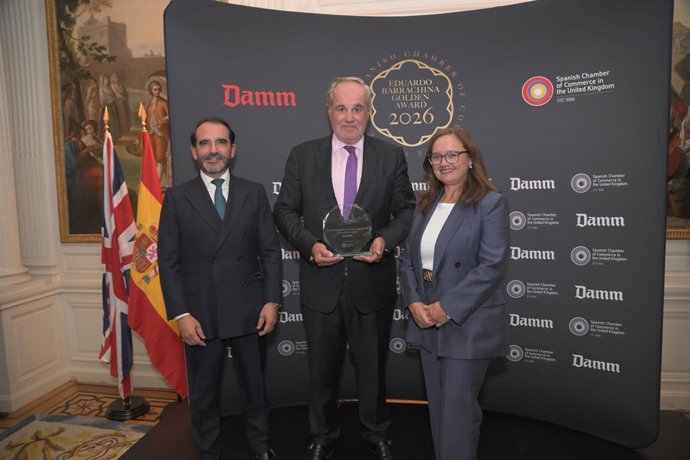 Demetrio Carceller Arce recibiendo el galardón