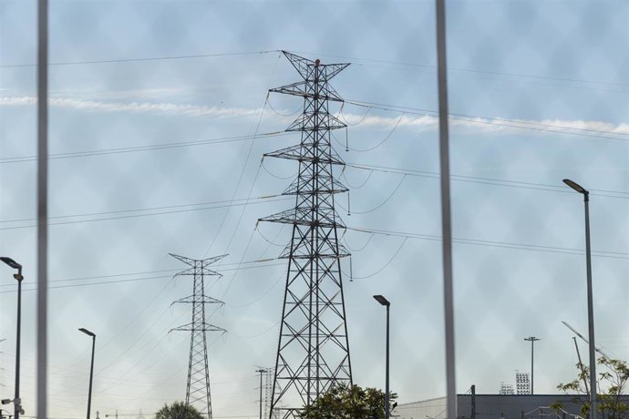 Torre eléctrica a las afueras de Madrid, a 22 de septiembre de 2026, en Madrid (España). 