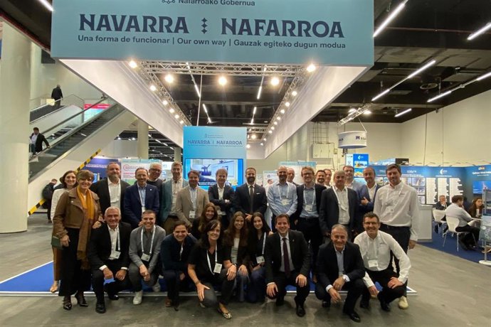 El consejero Irujo junto a los representantes de las empresas navarras que participan en Hamburgo en la feria WindEnergy.
