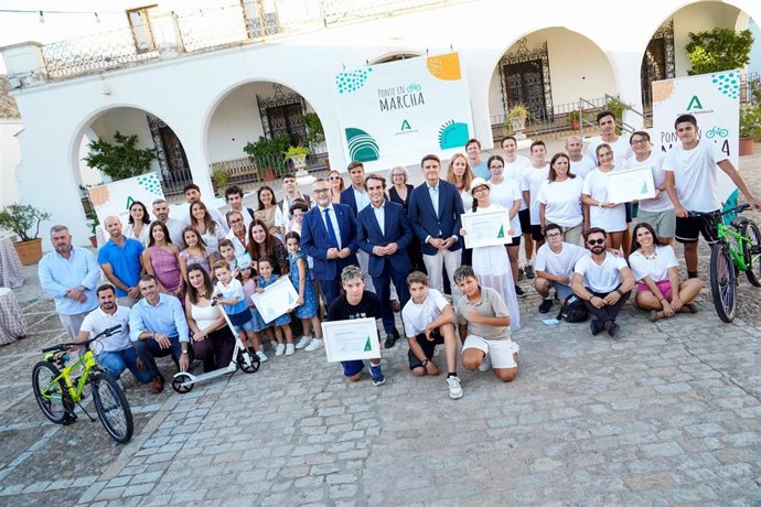 Foto de familia de los premios a colegios por fomentar la movilidad sostenible.