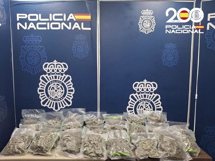 La Policía Nacional detiene a una mujer que fue sorprendida con cinco kilos de marihuana.