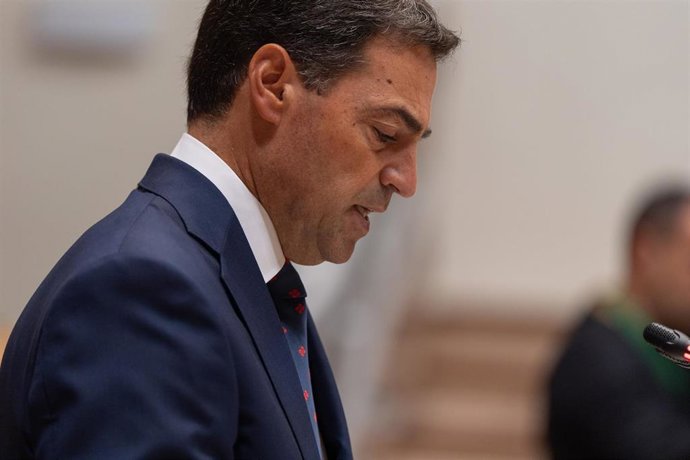 El Lehendakari, Imanol Pradales, durante el primer pleno del curso del Parlamento Vasco