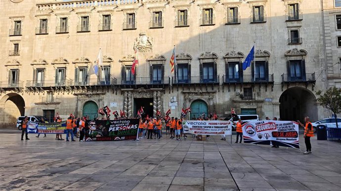 Concentración de sindicatos de autobuses interurbanos de Alicante en la plaza del Ayuntamiento