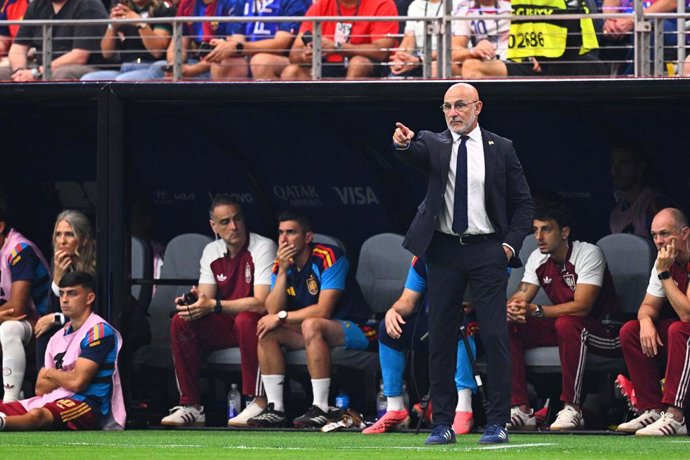 Archivo - Arquivo - 14 de julho de 2026, EUA, Arlington: O técnico da Espanha, Luis de la Fuente, gesticula durante a partida da semifinal da Copa do Mundo da FIFA 2026 entre França e Espanha, no Estádio de Dallas. Foto: Tom Weller/dpa