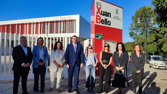 Homenaje a Xuan Bello en el IES de La Florida, que desde hoy luce el nombre del autor. En la imagen el presidente del Principado, Adrián Barbón, con la hija y la viuda de Xuan Bello, las consejeras Eva Ledo y Vanessa Gutiérrez, y directivos del IES.