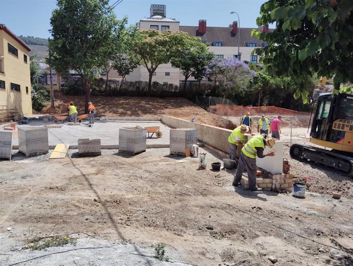 Un operario del Programa de Fomento del Empleo Agrario en una obra en Antequera, Málaga.