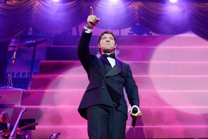 Archivo - El cantante David Bisbal durante su actuación esta noche en la gira “Todo es posible en Navidad”. A 15 de noviembre de 2025 en Almería, Andalucía (España).
