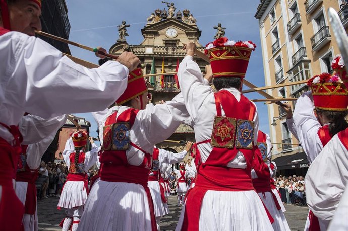 Ezpata-dantza durante las fiestas de San Fermín de Aldapa.