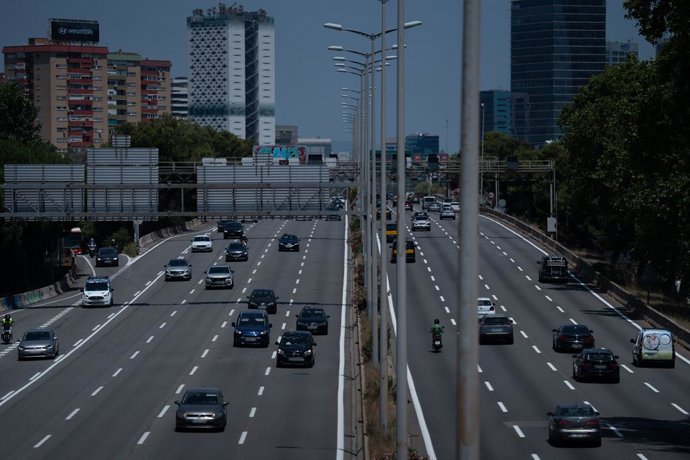 Archivo - Cotxes per la Zona de Granvia C-31 al seu pas per Bellvitge, a L'Hospitalet de Llobregat, en una imatge d'arxiu