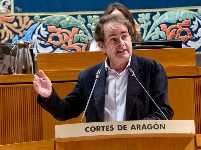 El consejero de Hacienda, Interior y Administración Pública del Gobierno de Aragón, Roberto Bermúdez de Castro, ha presentado el techo de gasto en el Parlamento.