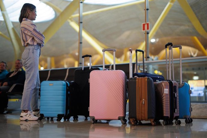 Archivo - Una mujer con maletas en la terminal T4 del aeropuerto de Adolfo Suárez-Madrid Barajas, a 5 de abril de 2023, en Madrid (España). 