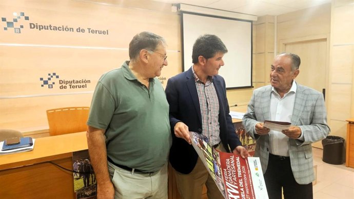 Miguel Ángel Navarro, diputado de Agricultura y Ganadería; Rafael Samper, vicepresidente segundo y alcalde de Orihuela del Tremedal durante la presentación de la feria.