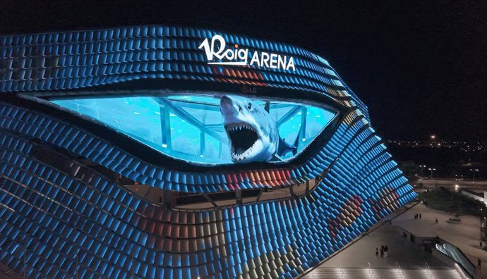Façana del Roig Arena il·luminada