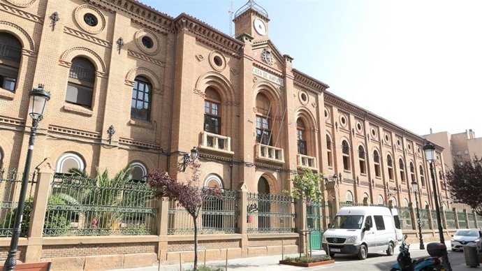 Archivo - Fachada de la Residencia municipal Casa Amparo del barrio de San Pablo en Zaragoza.