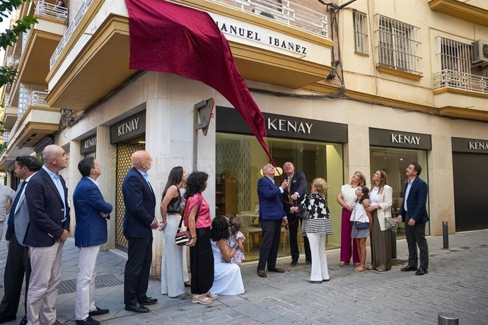 Rotulación de una nueva calle en Los Remedios en Sevilla