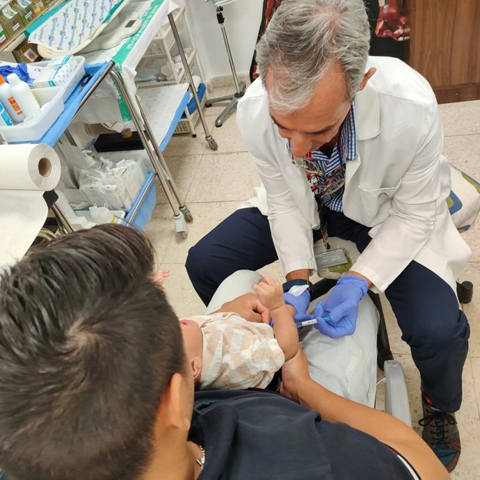 Archivo - Vacunación contra el virus causante de la bronquiolitis en Andalucía.