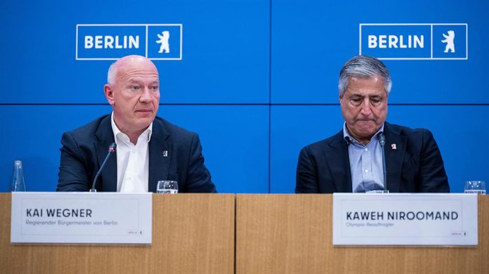 24 September 2026, Berlin: Berlin's Governing Mayor Kai Wegner (L) and Sports Senator Iris Spranger attend a press conference on Berlin's bid to host the Olympic and Paralympic Games. The press conference takes place ahead of the German Olympic Sports Con