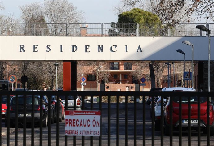 Archivo - Fachada de una residencia en Madrid.
