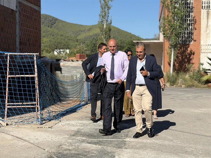 El conseller de Educación y Universidades, Antoni Vera, visita la futura Escuela Oficial de Idiomas de Eivissa, junto al presidente del Consell Insular