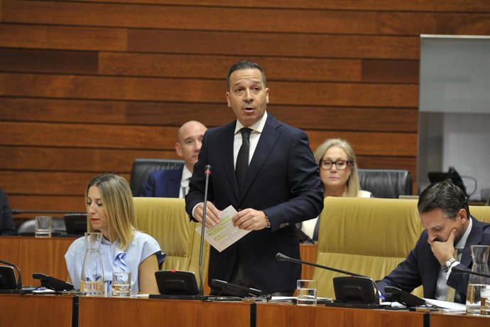 El vicepresidente de la Junta y consejero de Desregulación, Servicios Sociales y Familia, Óscar Fernández Calle, interviene en el pleno de la Asamblea